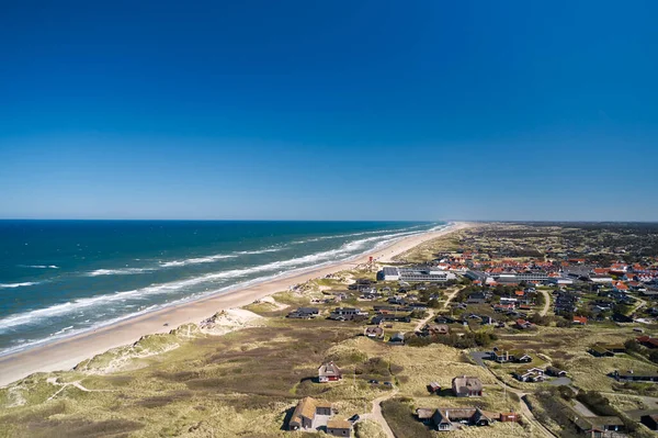 Danimarka 'da sahil evleri olan güzel bir sahil.