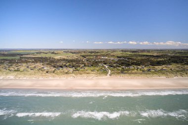 Danimarka 'da yazın kumsalda mavi su