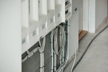 Bir binaya elektrik kablosu kurulumu