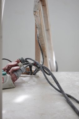 İnşaat alanındaki büyük elektrikli ekipman