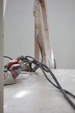 İnşaat alanındaki büyük elektrikli ekipman