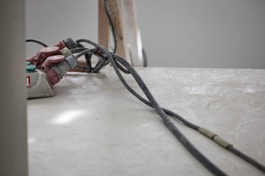 İnşaat alanındaki büyük elektrikli ekipman