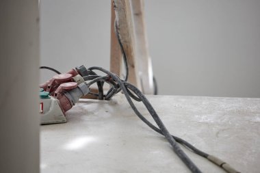 İnşaat alanındaki büyük elektrikli ekipman