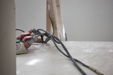 İnşaat alanındaki büyük elektrikli ekipman