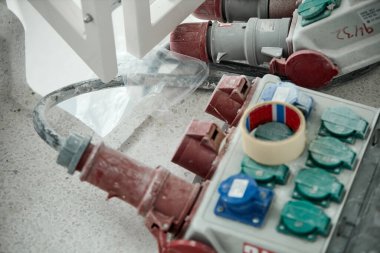 İnşaat alanındaki büyük elektrikli ekipman
