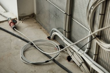 Bir binaya elektrik kablosu kurulumu