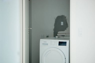 yenilenmiş binaya çamaşır makinesi kuruluyor