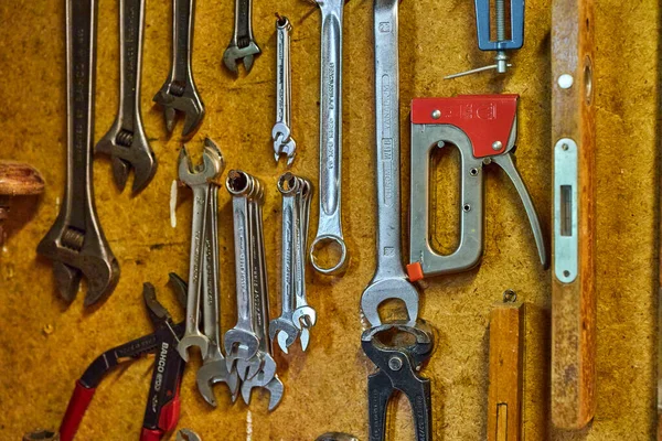 Handverktyg Som Hänger Ett Trädgårdsskjul — Stockfoto