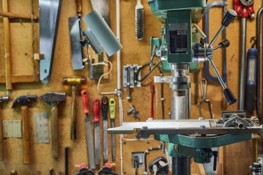 Bahçe kulübesinde asılı tamirci aletleri.