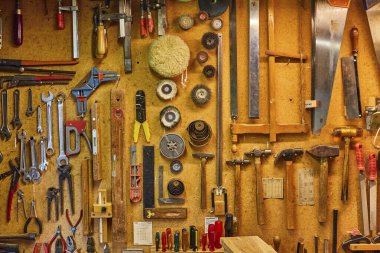 Bahçe kulübesinde asılı tamirci aletleri.