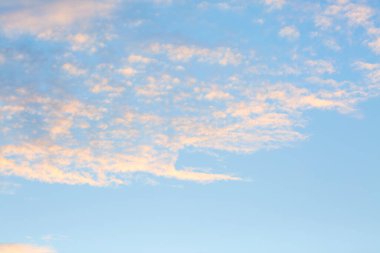 Mavi gökyüzünün kabarık bulutlarıyla güzel bir görüntüsü.