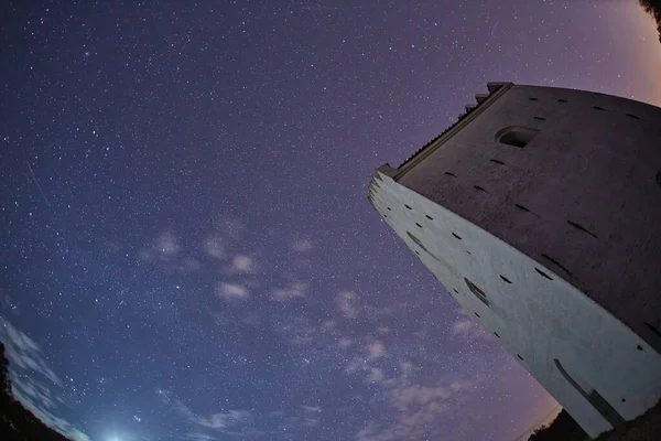 Una Hermosa Toma Una Pequeña Torre Iglesia Cielo Nocturno — Foto de Stock