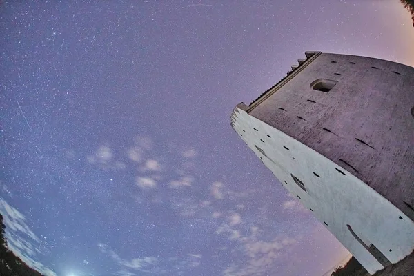Una Hermosa Toma Una Pequeña Torre Iglesia Cielo Nocturno — Foto de Stock