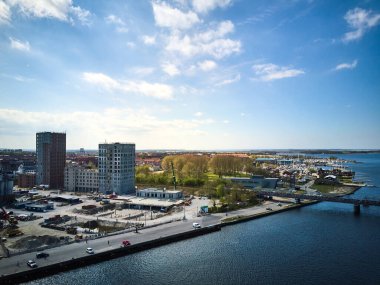 Danimarka 'da bulutlu gökyüzü ile şehrin hava görüntüsü