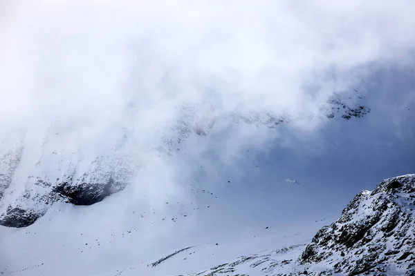 美丽的雪山和岩石景观 — 图库照片