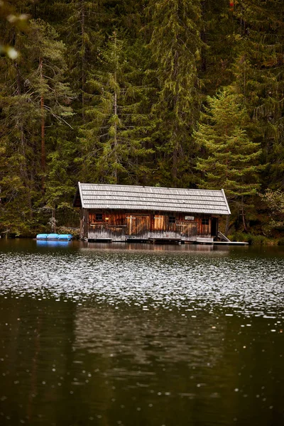 Maison Bois Bord Lac Dans Les Montagnes — Photo