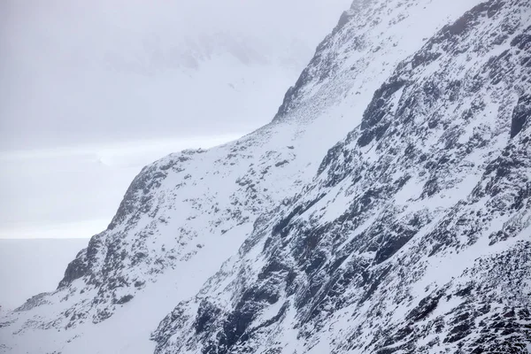 美しい雪と岩だらけの山の風景 — ストック写真