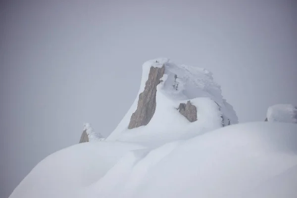 美しい雪と岩だらけの山の風景 — ストック写真