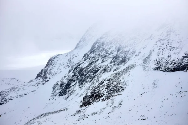 美しい雪と岩だらけの山の風景 — ストック写真