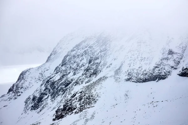 美しい雪と岩だらけの山の風景 — ストック写真