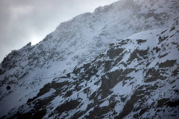 美しい雪と岩だらけの山の風景 — ストック写真