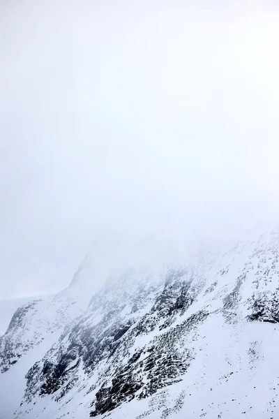 美しい雪と岩だらけの山の風景 — ストック写真