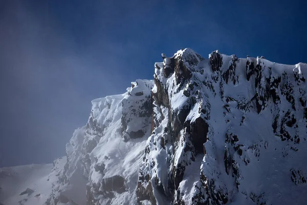 美しい雪と岩だらけの山の風景 — ストック写真