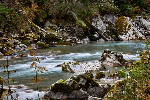 Красивая Чистая Вода Стекает Вниз Течению Горах — стоковое фото