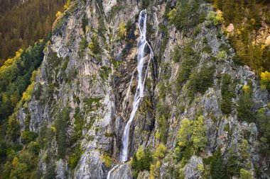 Şelaleli güzel, geniş bir dağ manzarası.