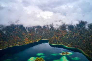 Doğa manzaralı güzel bir orman ve berrak mavi göl.