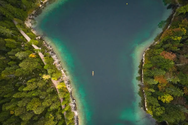 Vrchol Pohled Krajinu Přírody Krásného Lesa Průzračné Modré Jezero — Stock fotografie