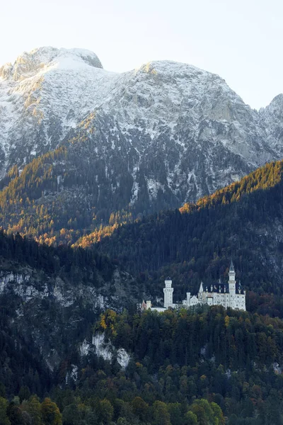 Старый Белый Сказочный Замок Горном Ландшафте — стоковое фото