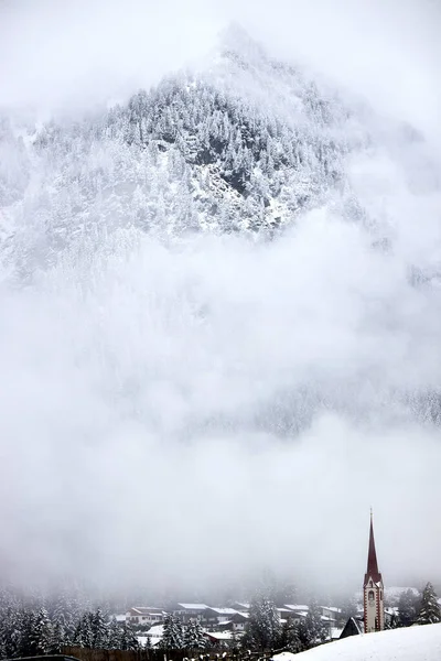 Mlhavá Zamlžená Krajina Zasněžených Hor — Stock fotografie