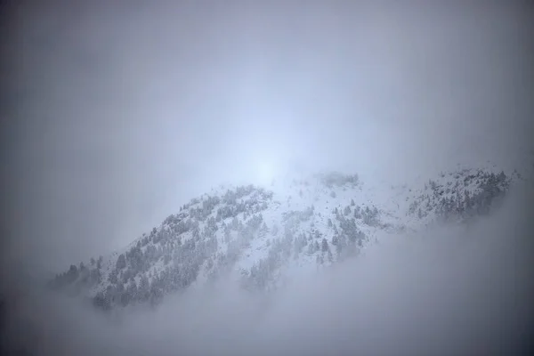 雪の山の霧と霧の風景 — ストック写真