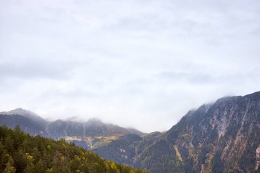 Dağların karlı ve güneşli manzarası