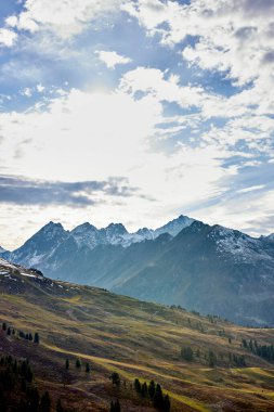 Dağların karlı ve güneşli manzarası
