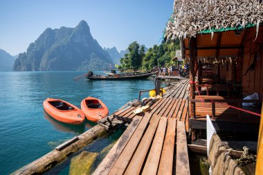 Surat Thani: 1 Mart fotoğrafta 1 Mart 2014 Khao Sok, Surat Thani, Tayland turizm ile güzel göl ve dağ manzara. İsim: Guilin Tayland