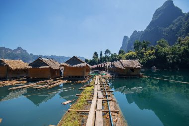 Sabah ışığı yansıması itibariyle Saichon kayan bambu Hut'ta Khao Sok, Surat Thani, Tayland.