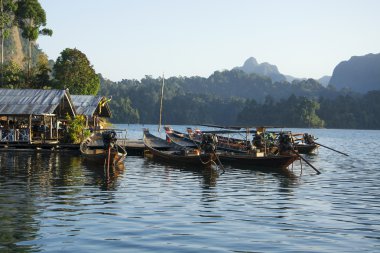 Longtail tekne chiew lan göl Sal evinin önünde park ediyor