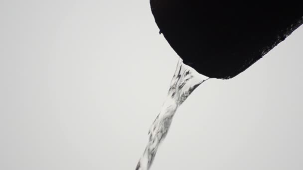 Крупним планом постріл води, що викидається з залізної труби — стокове відео