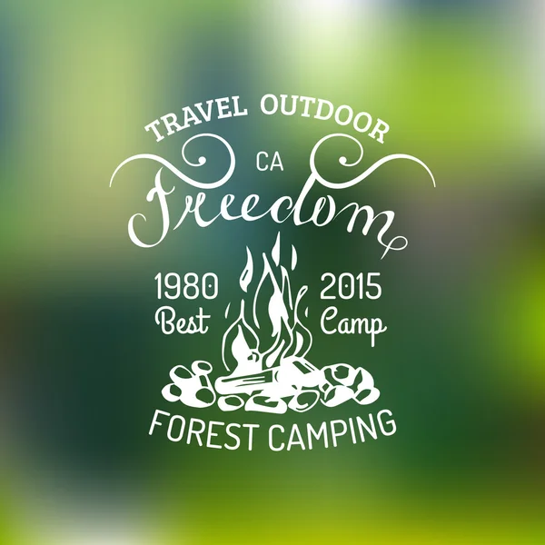 Logotipo de camping vintage sobre fondo borroso — Vector de stock