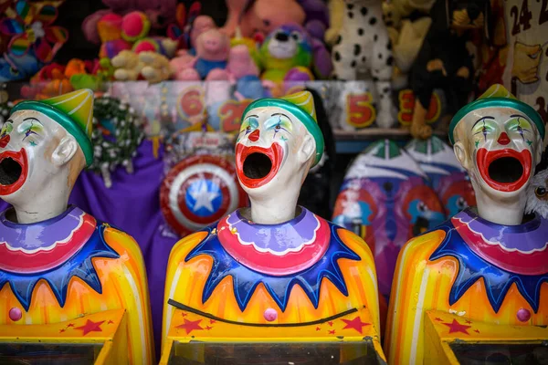 Uma Fileira Caras Palhaço Rindo Girando Lado Para Outro — Fotografia de Stock