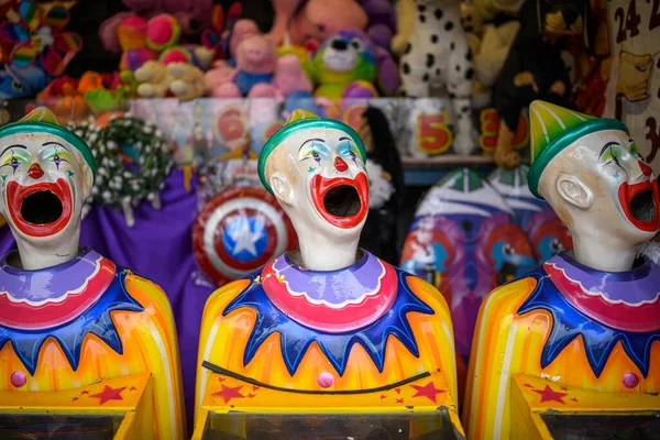 Una Fila Facce Clown Ridenti Che Girano Lato All Altro — Foto Stock