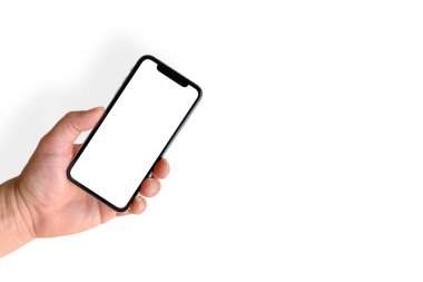 Beyaz arka planda boş ekranlı cep telefonu tutan adam, yakın plan. Metin için boşluk
