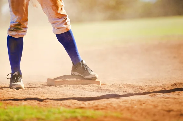 Jogador de beisebol na base — Fotografia de Stock