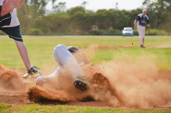 Giocatore di baseball scivolare in terza base — Foto Stock