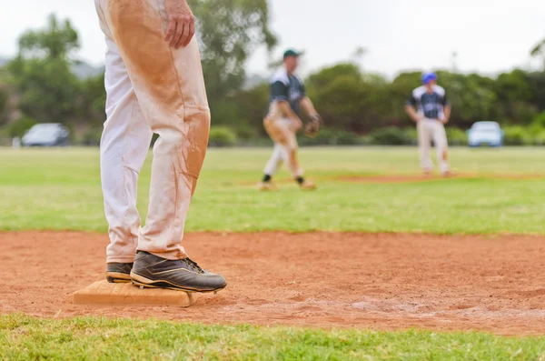 Giocatore di baseball su una base — Foto Stock