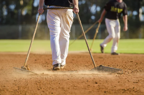 Preparação do campo de beisebol — Fotografia de Stock