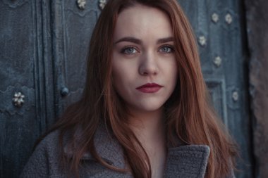 çekici bir genç kadın sana bakmak. 