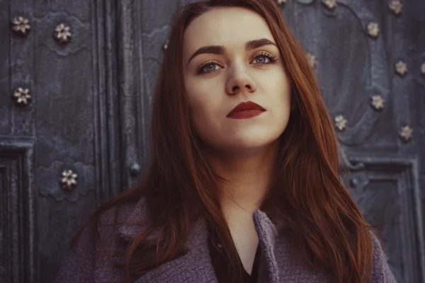 Jovem mulher atraente na porta — Fotografia de Stock